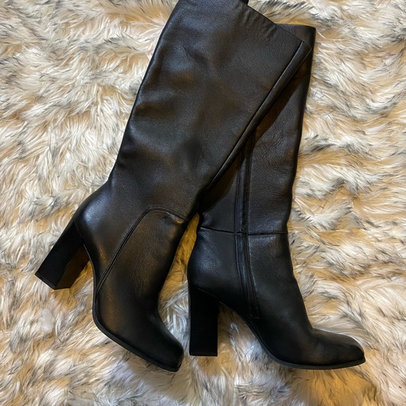 Kenneth Cole Sleek Black Heeled Boots - Picture 2 of 11